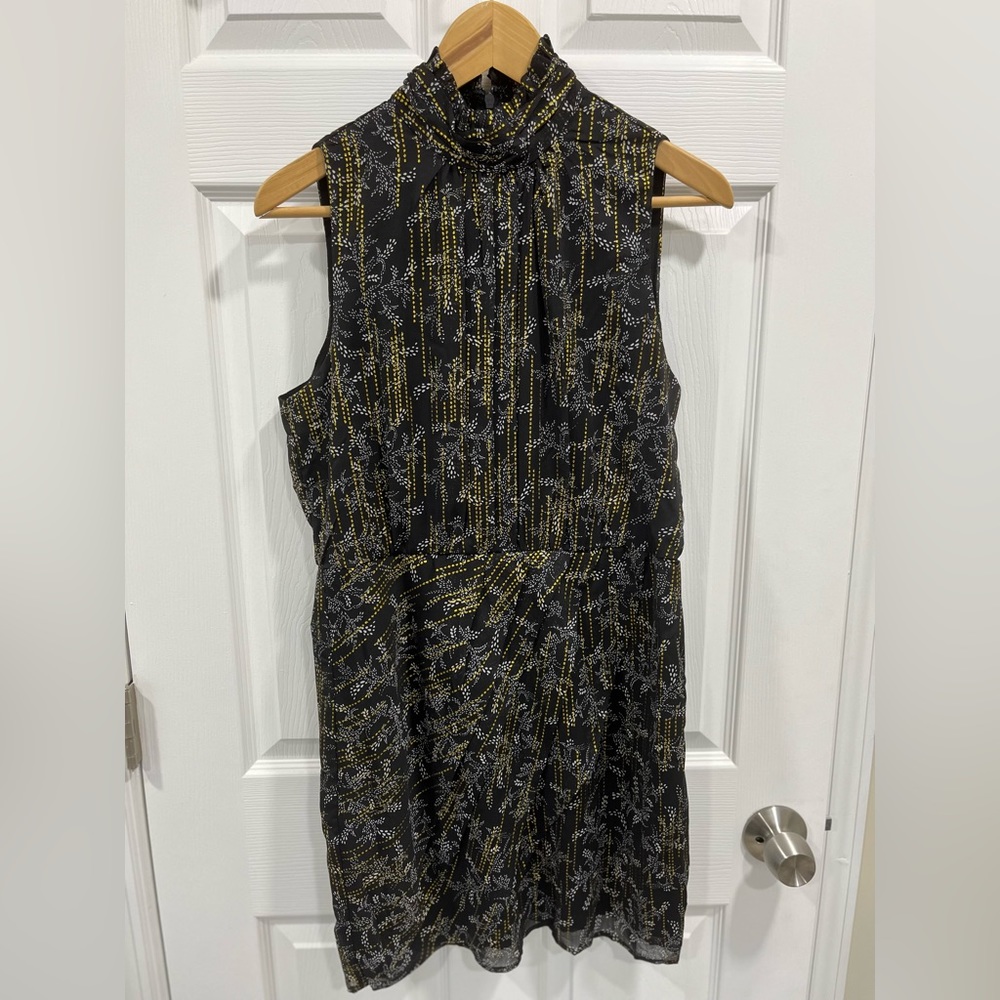 Brand : Aqua. It’s a gold and black dress size Large never worn